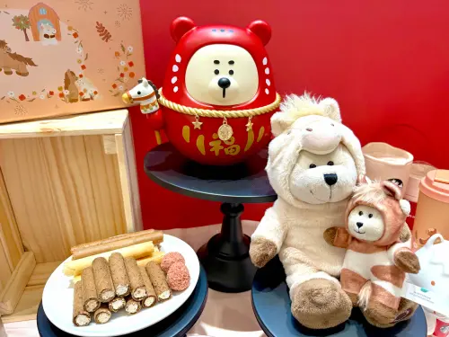 ▲Bearista達摩不倒翁造型桶設計的「星福花生可可杏仁捲」890元。（圖／記者蕭涵云攝）