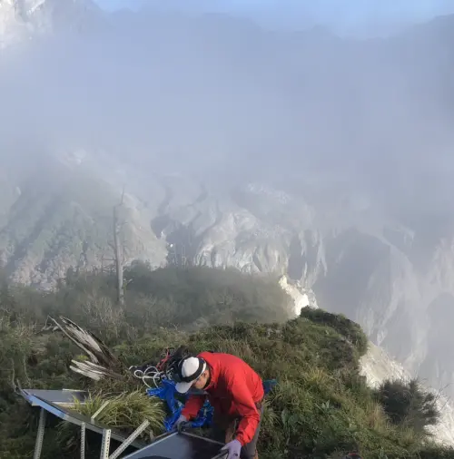 ▲2025年12月7日，花蓮分署增設微地動儀，強化堰塞湖監測預警功能。（圖／花蓮分署提供） 