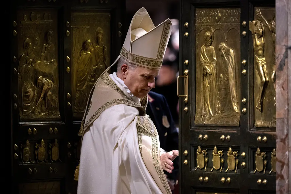 ▲教宗良十四世6日關閉聖伯多祿大教堂「聖門」，為2025年禧年畫下句點。（圖／美聯社／達志影像）