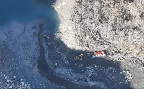 ▲2025年12月31日，晶富營造在堰塞湖附近紮營，並嘗試降挖壩體，逐步排洩湖水、恢復河道。（圖／花蓮分署提供）