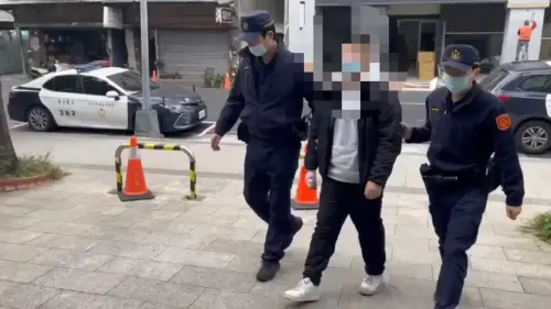 ▲三重男因車資爆衝突！掏刀威脅運將。（圖／翻攝畫面）