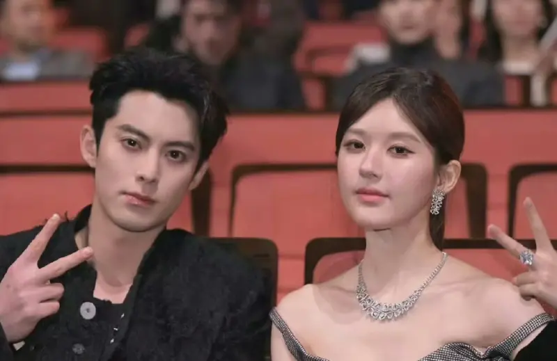 ▲王鶴棣（左）今（7）日宣布將在澳門場演唱會合體趙露思（右），直接讓《蒼蘭訣》CP站氣炸脫粉，虞書欣粉絲還怒批這行為是背刺。（圖／微博@吃瓜群眾CJ）