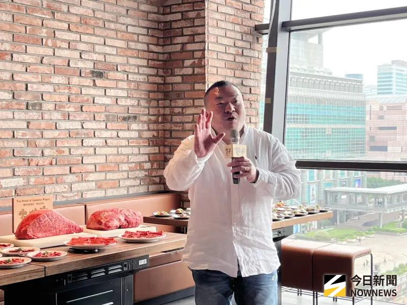 ▲乾杯集團董事長平出莊司說明菜單啟動改版。（圖／記者張乃文攝）