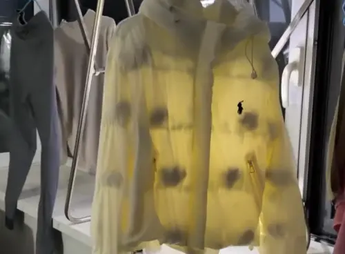 羽絨外套能放洗衣機洗？洗完絨毛竟結塊變形　洗衣店公開正確洗法
