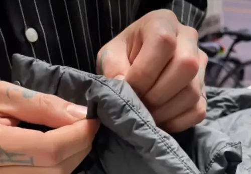 ▲經過洗衣機清洗的羽絨衣，張瑞夫提醒：「先用手稍微撥開結塊的絨毛，否則很容易發臭爛掉」。（圖／IG@reefchang）