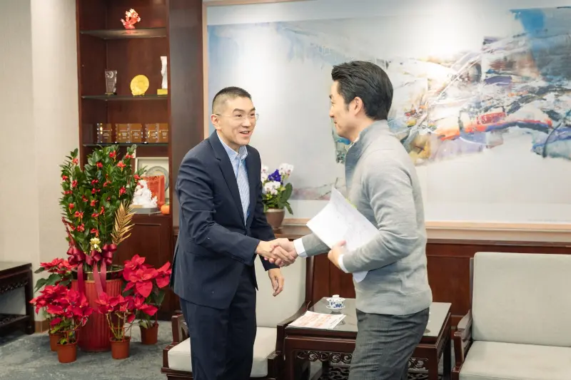 ▲基隆市長謝國樑今（7） 日宣布，將跟進台北作法， 基隆全市公立國中小營養午餐全面免費。（圖／取自謝國樑FB）