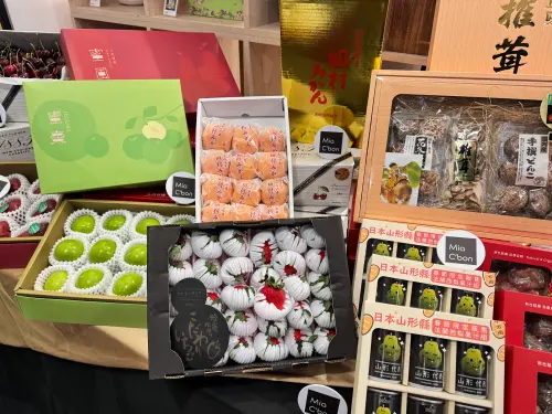 ▲頂級超市Mia C’bon即起開賣年菜、禮盒。（圖／記者鍾怡婷攝）