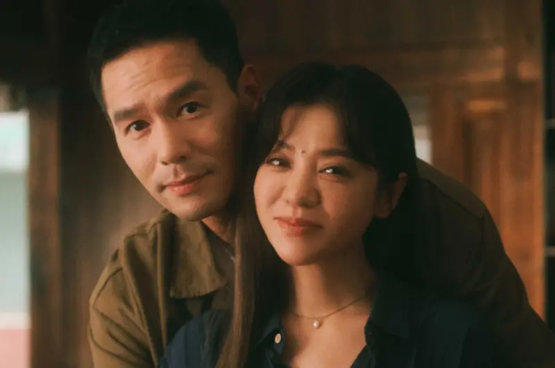 ▲丁春誠（左）和丁噹（右）只見2次面就拍吻戲，他跨刀參演丁噹新歌MV，更在現場向丁噹求婚，讓丁噹害羞不已，差點想摀住丁春誠的嘴巴。（圖／相信音樂提供）