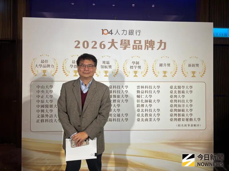 ▲104人力銀行職涯永續長王榮春分析，大學端則要留意文史哲以及餐飲服務相關等科系，未來可能會較為辛苦，建議學生可以從註冊率、教授分佈等3項指標觀察，挑選理想系所。（圖／記者李青縈攝）