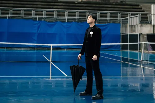 ▲李聖傑（如圖）透過新歌，回顧人生不勇敢的時刻。過去身為網球選手的他，昔日比賽在關鍵時刻輸球，就是因為不勇敢。（圖／華納音樂提供）