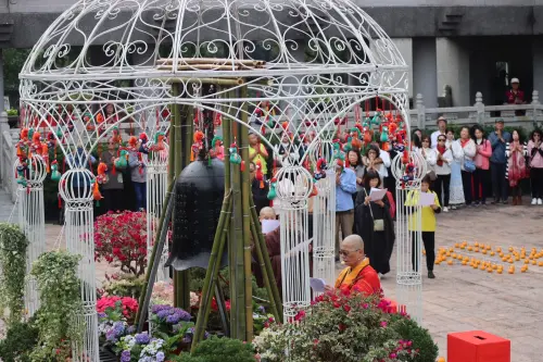 鐘聲茶香與藝文交織　屏東朝元禪寺鳴鐘祈福
