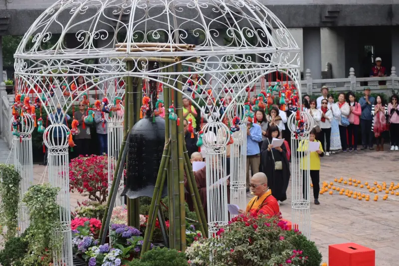 ▲新春鳴鐘祈福活動吸引眾多民眾齊聚園區。（圖／翻攝畫面）
