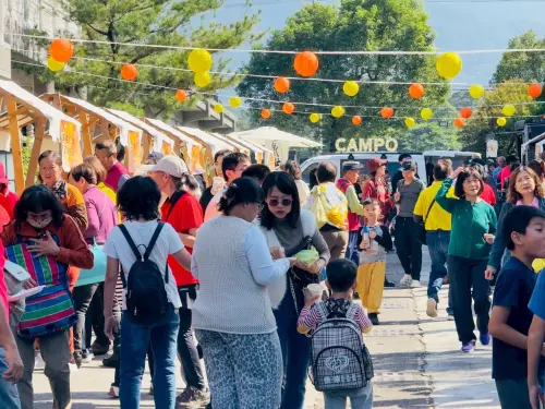 ▲活動還有蔬食百匯、特色市集及表演，吸引眾多民眾齊聚。（圖／翻攝畫面）