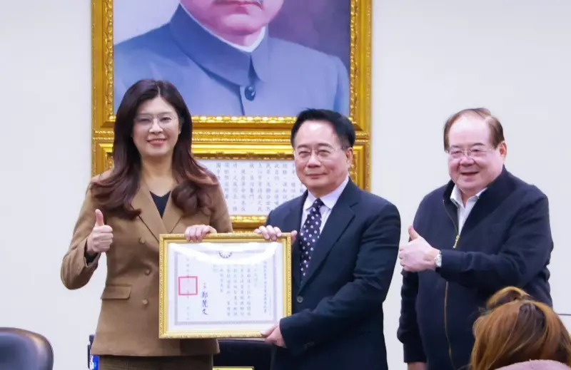 ▲入監前夕獲頒「一等獎章」！鄭麗文挺蔡正元：這不是罪人的背影。（圖／鄭麗文臉書）