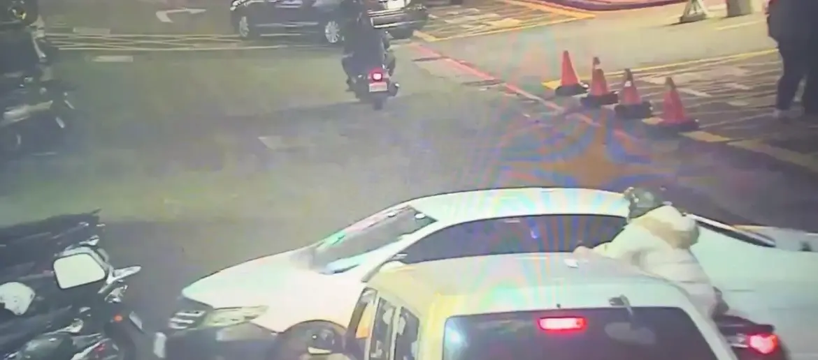 ▲台北車站、新光三越旁發生車禍，一輛自用小客車暴衝撞上機車，女騎士遭撞後摔車。（圖／翻攝畫面）