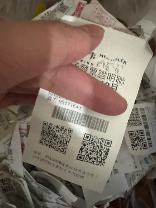 ▲電子發票是使用感熱紙印製，除了紙張本身外，還包含了隱性染料、顯色劑、穩定劑、防水塗層等化學物質，導致它沒有回收價值。（圖／記者潘毅攝）