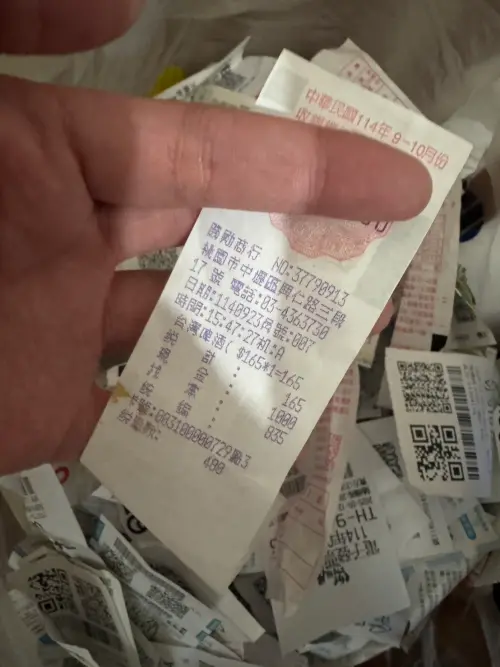 ▲傳統紙本發票（長條型）屬於可回收物品，是紙類的一種，可以丟入紙類資源回收桶。（圖／記者潘毅攝）
