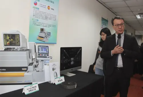 ▲陳嘉斌指出，徠通機台獲得歐盟安全及節能2項認證，有助於打開歐洲市場。他也提到，以工具機業現狀來說，所有市場都很重要，尤其是關稅影響之下，分散市場相當重要；而徠通過去就有在歐洲佈局，再加上現在歐洲匯率不錯，「本身歐洲的製造實力，我個人認為說是可能在工具的部分是比比美國還好」，認為可以重點開發。（圖／記者鍾泓良攝影）