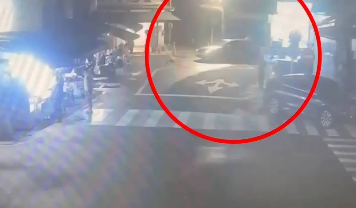 ▲基隆市廟口夜市驚傳擄人案，警方逮獲3名犯嫌，並持續追查其餘涉案人到案。（圖／翻攝畫面）