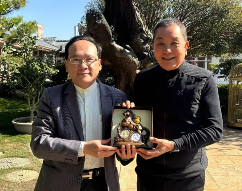 ▲南投縣竹山鎮紫南宮福德正神發放的「錢母」最為知名，每年元旦新年都吸引大批民眾漏夜排隊。圖為楊登嵙教授與竹山鎮紫南宮主委莊秋安手持2026年馬年錢母套幣。（圖／台中市名門命理教育協會理事長楊登嵙提供）