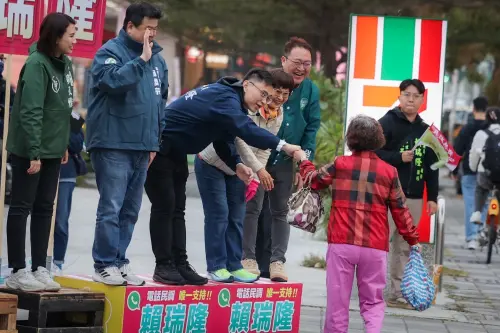 ▲ 現場伴隨著宣傳車播送一段熟悉台語男聲，呼籲市民唯一支持出身基層的賴瑞隆，引發路過民眾駐足聆聽，不少人好奇詢問聲音來源，並紛紛要求與賴瑞隆合照；現場氣氛熱絡，成為站路口行程中的一大亮點。（圖／立委賴瑞隆辦公室提供）