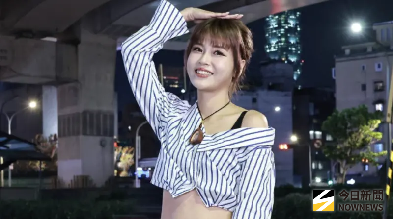 ▲31歲網紅直播主丟丟妹（李明珊；如圖）昨（7）日出席媒體餐敘，宣布未來將台中、新北2地營業據點合併，另外，被問今年發放的員工年終獎金數目，丟丟妹不耐地哀嘆：「這時間點還不知道，今年景氣那麼差，每個人都唉唉叫！」（圖／記者吳翊緁攝影）