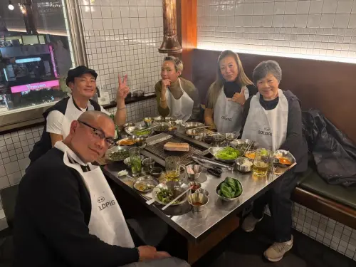 ▲江宏恩（左2）曬出一家人在知名韓國連鎖烤肉餐廳「金豬食堂」聚餐的照片。（圖／翻攝自江宏恩IG@jumbonic0115）