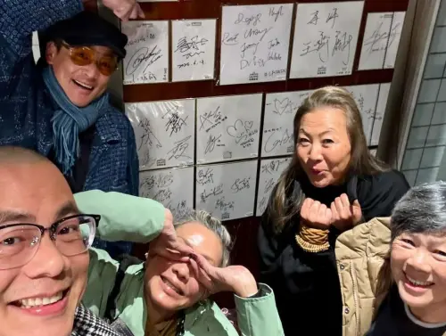 ▲江宏恩（後排左）一家人也在簽名板牆前留下簽名與合影。（圖／翻攝自江宏恩IG@jumbonic0115）