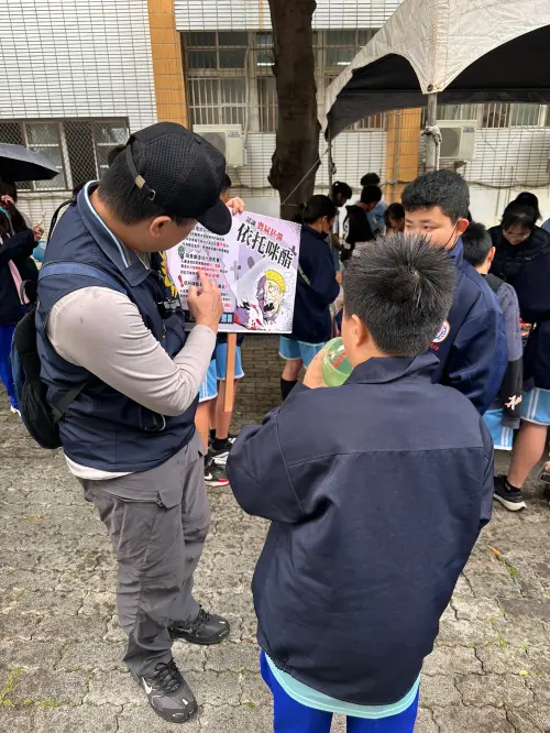 ▲該隊前進校園與社區進行宣導，並於官方粉絲專頁提供更多「防詐、反毒、反霸凌」相關資訊，歡迎同學與家長踴躍追蹤。（圖／高市警局少年隊提供）