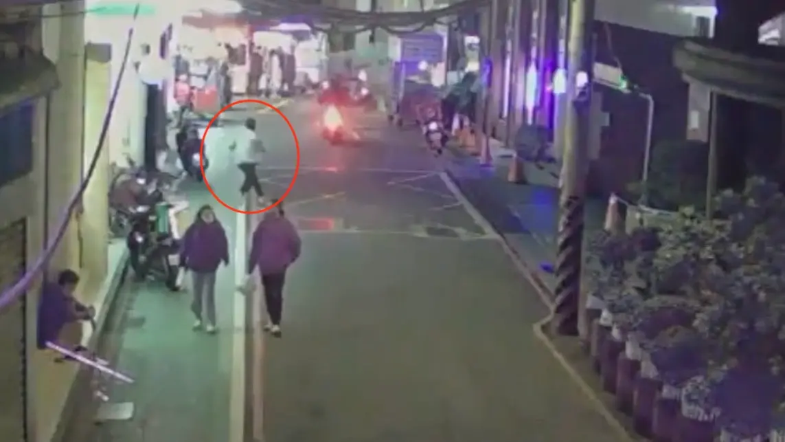 ▲新北市板橋區一間超商頻遭竊，值夜班店員林姓女子（紅圈處）認出何嫌身分一路狂追至巷弄內。（圖／翻攝畫面）