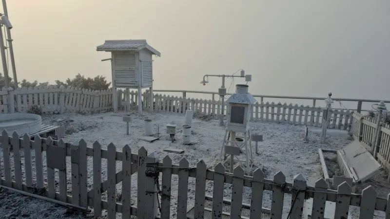 ▲強烈大陸冷氣團襲台，海拔3858公尺的玉山氣象站，今天上午出現-7.9度低溫，雪白的「霧淞」染白山頭。（圖／氣象署玉山氣象站提供）