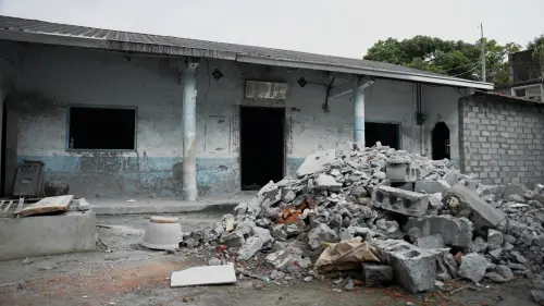 ▲洪美仁的百年祖厝經洪災沖刷後，宛如廢墟。（圖／王郁勳攝）