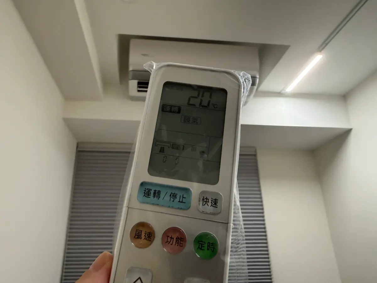 ▲有民眾透露，在家冷暖氣機都開27度，感覺超爽！不過有醫師示警，室內外溫差過大，可能會增加猝死風險。（圖／記者張家瑋攝）