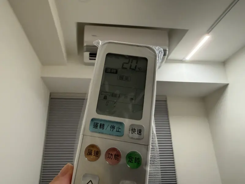 ▲有民眾透露，在家冷暖氣機都開27度，感覺超爽！不過有醫師示警，室內外溫差過大，可能會增加猝死風險。（圖／記者張家瑋攝）