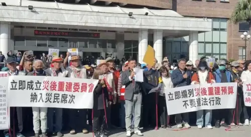 ▲光復災民於花蓮縣府抗議，要求編列重建預算。（圖／光復鄉代會主席廖翊鈞提供）