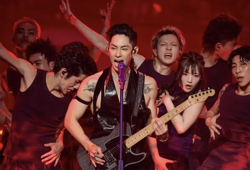 ▲吳建豪（中）隨著《F✦FOREVER恆星之城》演唱會，將於1月9日正式空降成都。他先前在演出新歌〈傑作〉時，大幅度扭動的舞步被粉絲封為「奪命三搖」，直接搖到粉絲心裡，令人腿軟。（圖／相信音樂提供）