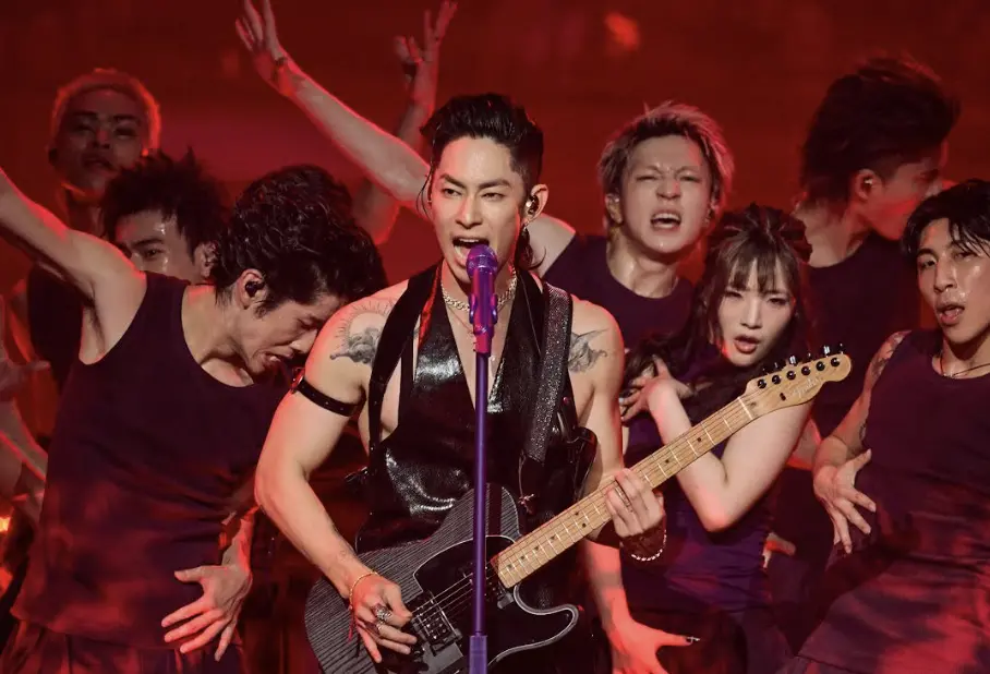 ▲吳建豪（中）隨著《F✦FOREVER恆星之城》演唱會，將於1月9日正式空降成都。他先前在演出新歌〈傑作〉時，大幅度扭動的舞步被粉絲封為「奪命三搖」，直接搖到粉絲心裡，令人腿軟。（圖／相信音樂提供）