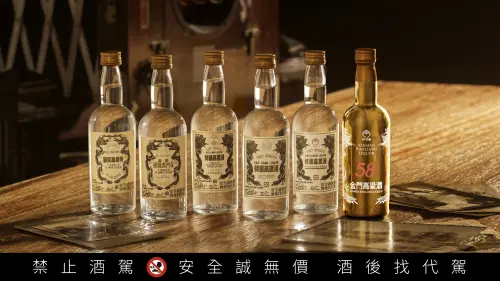 ▲58白金龍酒標的演變如同一部濃縮的台灣時代紀錄，值得藏家細細品味。（圖/黑松提供）
