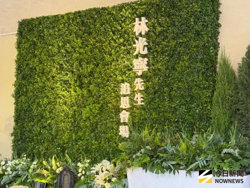 ▲林光寧追思會，現場以白色系和綠色系裝飾。（圖／記者李欣恬攝影）