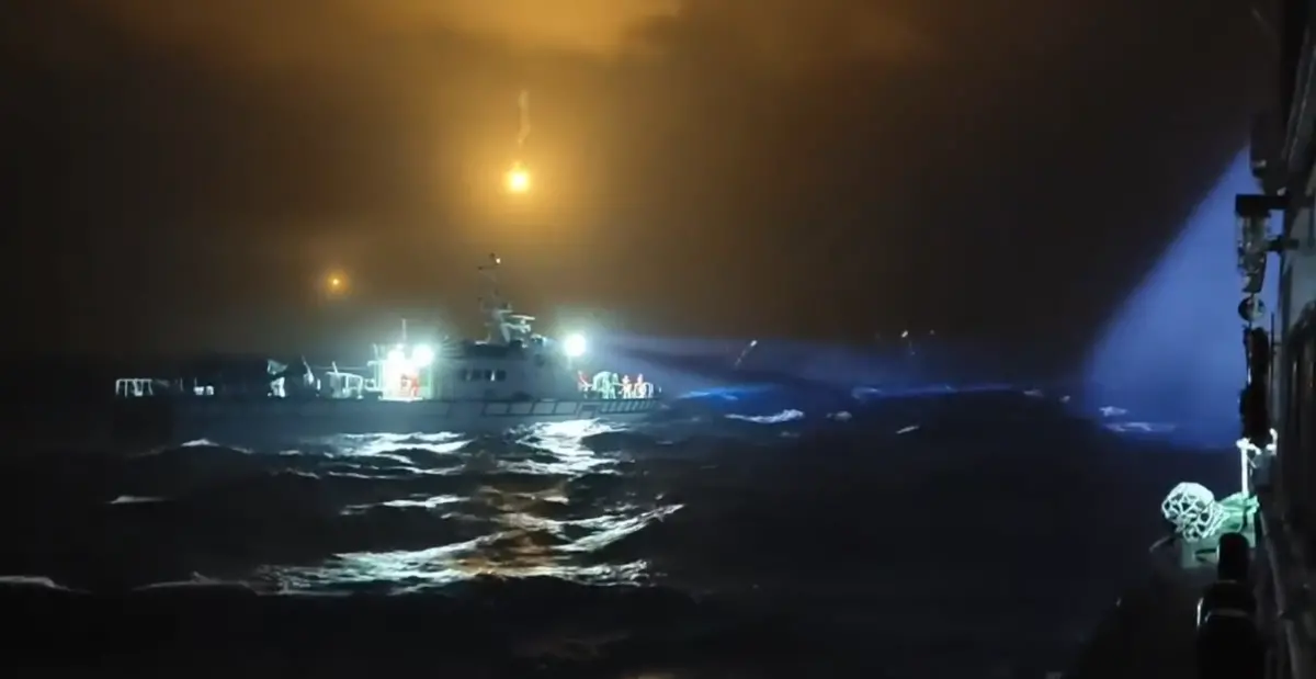 ▲海巡署今（8）日曝光連夜搜救飛官上尉辛柏毅的畫面。（圖／海巡署提供）