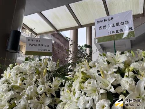 ▲林光寧追思會上，JJ和A-Lin的花籃，都稱呼他為林爸爸。（圖／記者李欣恬攝影）