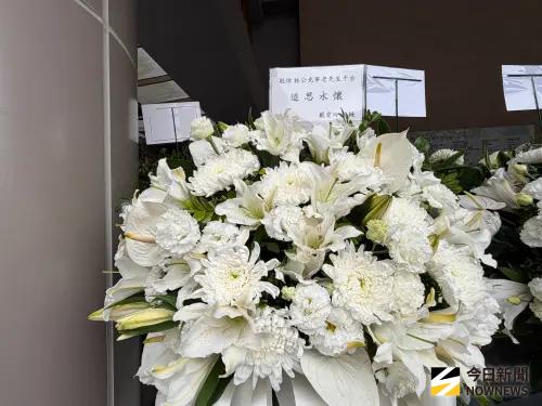 ▲林光寧追思會上，鐵肺天后戴愛玲送上白色鮮花花籃，寫下「追思永懷」四字表達不捨。（圖／記者李欣恬攝影）