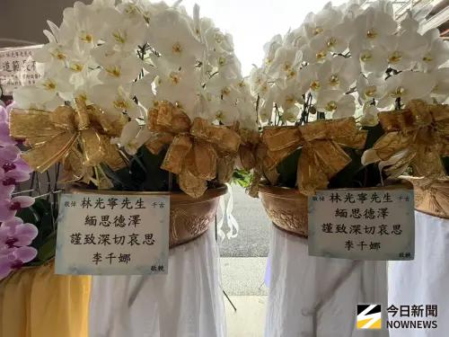 ▲林光寧追思會，影視歌三棲的李千娜送上花籃，以「謹致深切哀思」感念前輩。（圖／記者李欣恬攝影）
