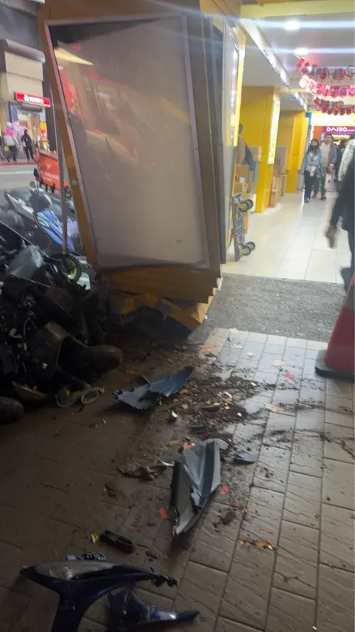 ▲北車前暴衝猛撞機車、商家！22歲女「剛領駕照半年」急喊：太緊張。（圖／翻攝畫面）