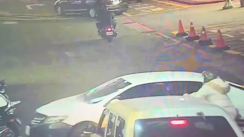 北車前失控暴衝猛撞商家！22歲女「才剛領駕照半年」急喊：太緊張