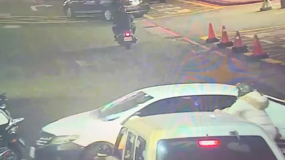 ▲台北市中正區昨（8日）晚間傳出一起車禍意外，一輛白色小客車暴衝撞進商家內。（圖／翻攝畫面）