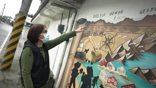 ▲黃美花將家中一面牆，漆上鏟子超人重建家園的溫暖畫面。（圖／記者王郁勳攝