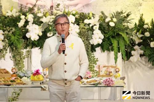林光寧告別式忍淚！王偉忠、張小燕沉重致意　胡瓜1家3口全身白衣
