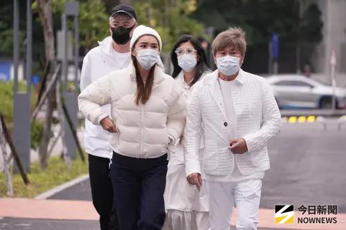 ▲胡瓜（右1）稍早現身林光寧告別式。（圖／記者吳翊緁攝影）