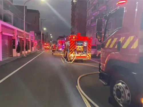 屏東內埔大樓清晨失火！女住戶險遭鐵窗鎖死　鄰居：好像有吵架聲
